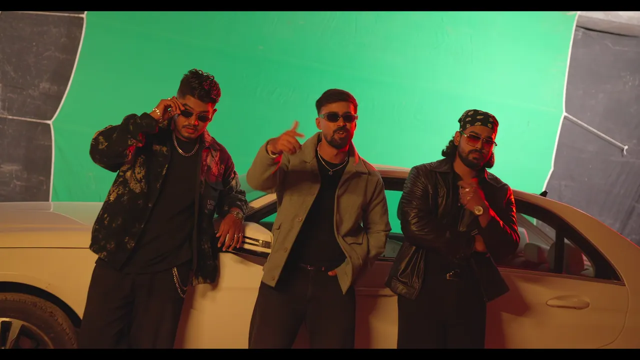 CHAALBAAZ — trio · standing
